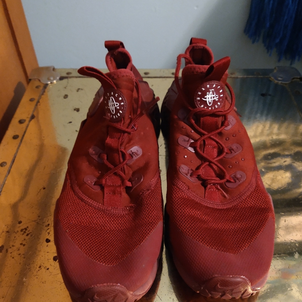 Burgundy Nike Huarache Size 6